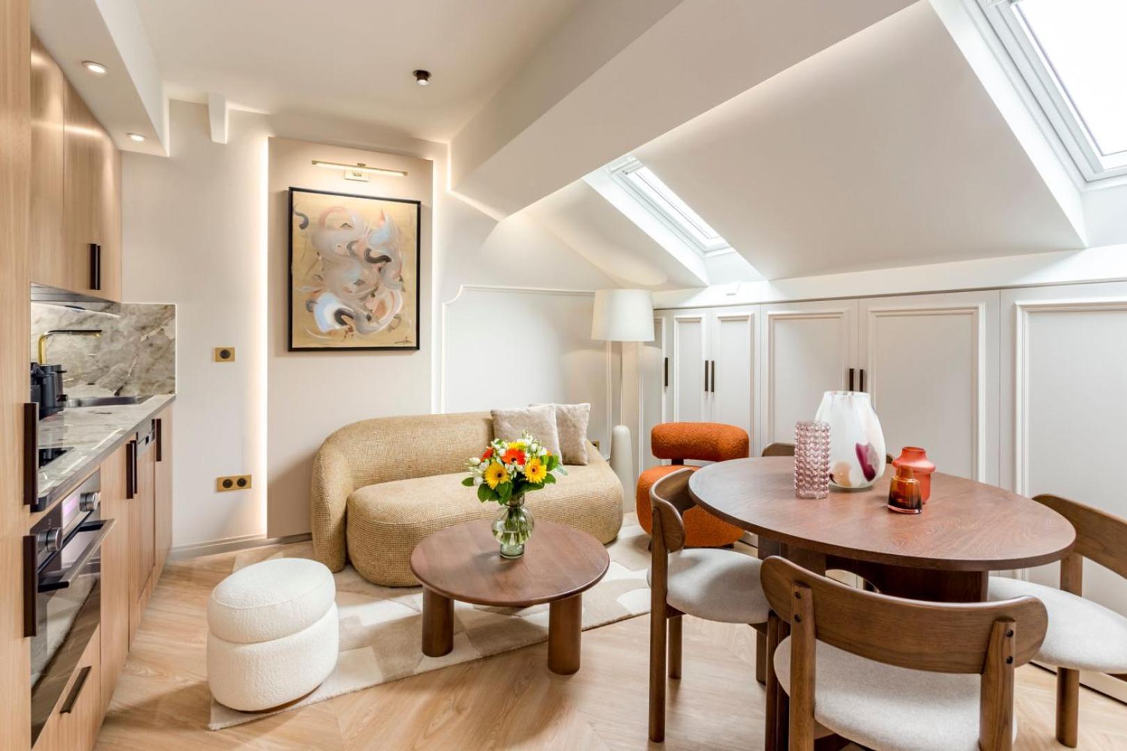 Merveil - Luxury - Champs Elysees - St Cyr I Parijs